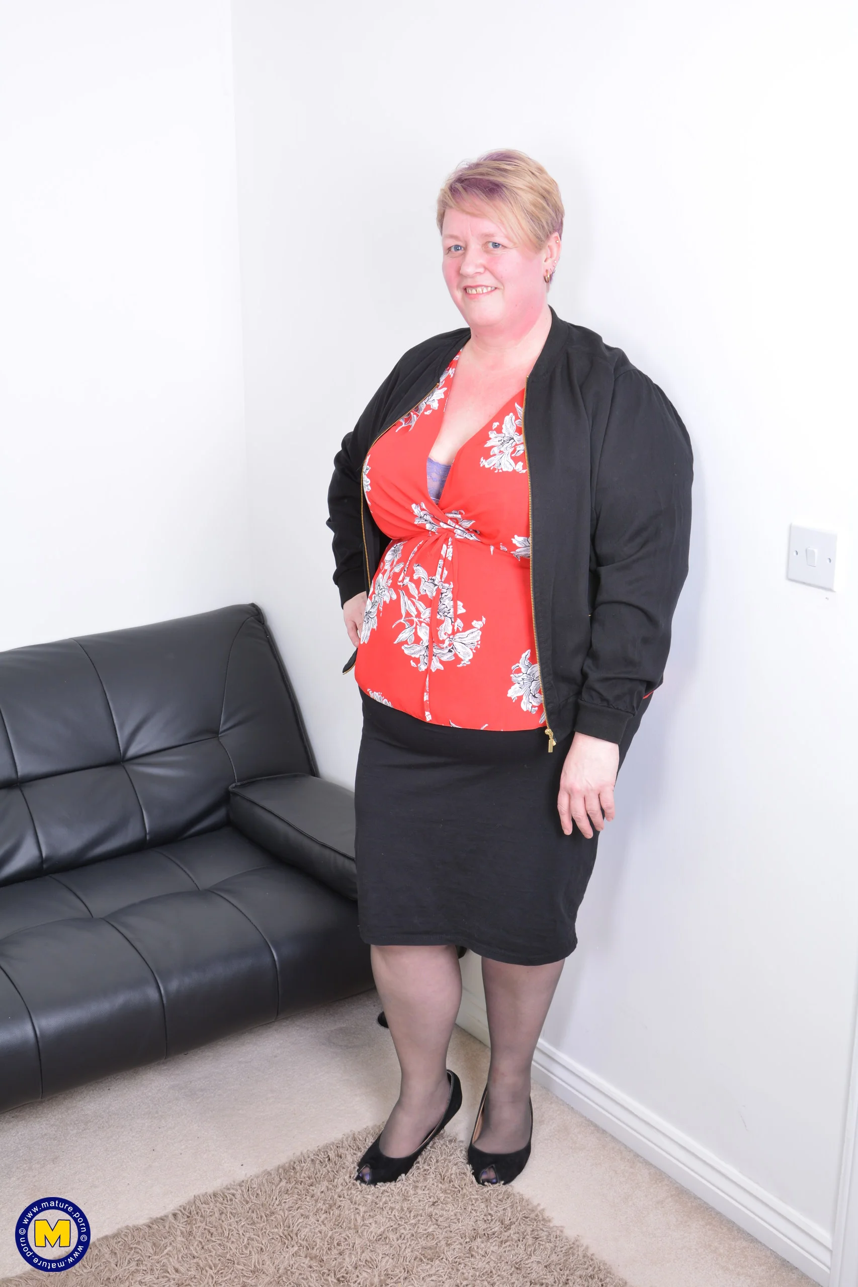 Big british mature BBW playing with herself