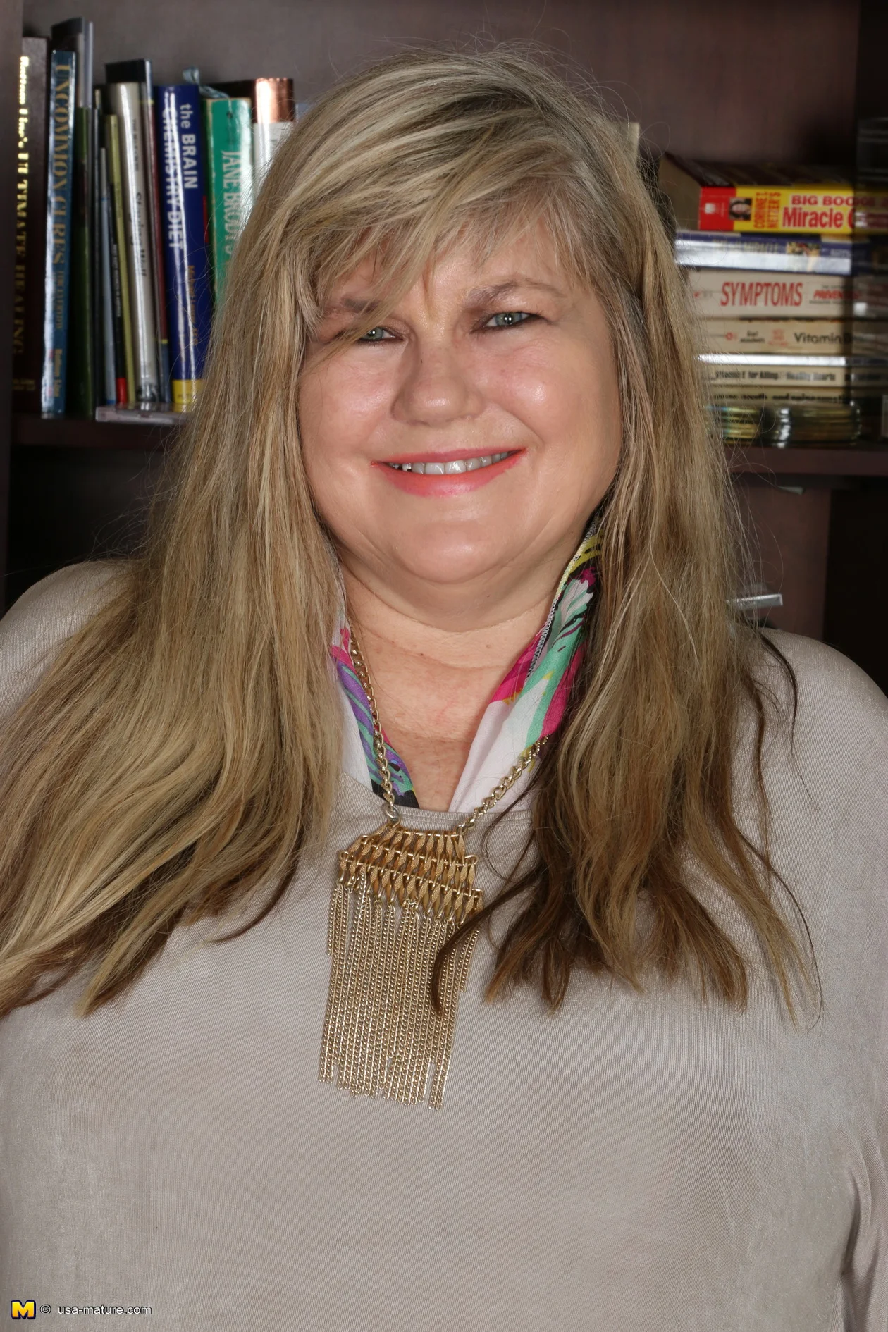 Mature American BBW playing with herself