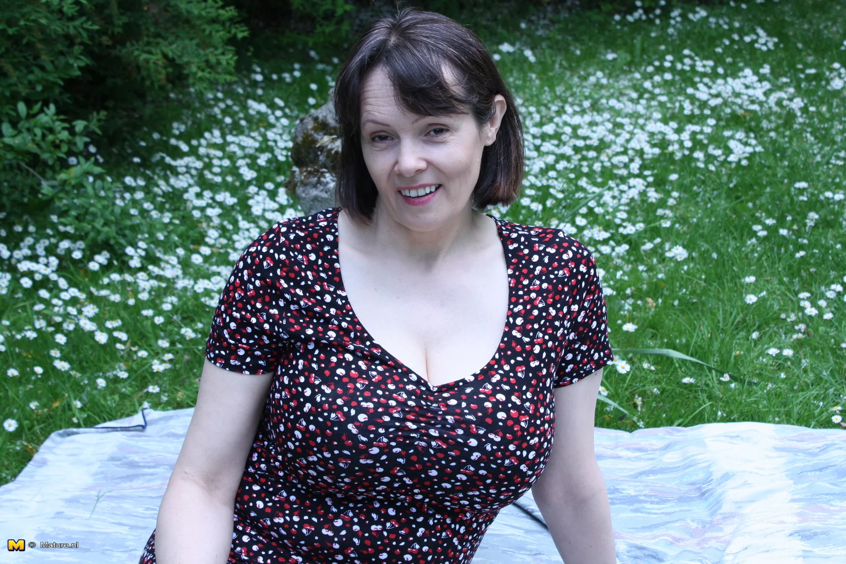 Horny British housewife doing her toy boy in the grass