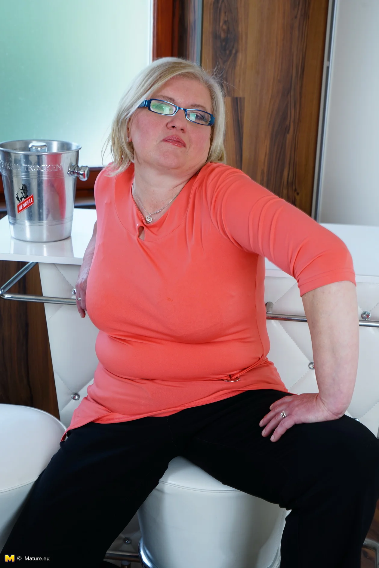 Chubby housewife getting wet on her bed