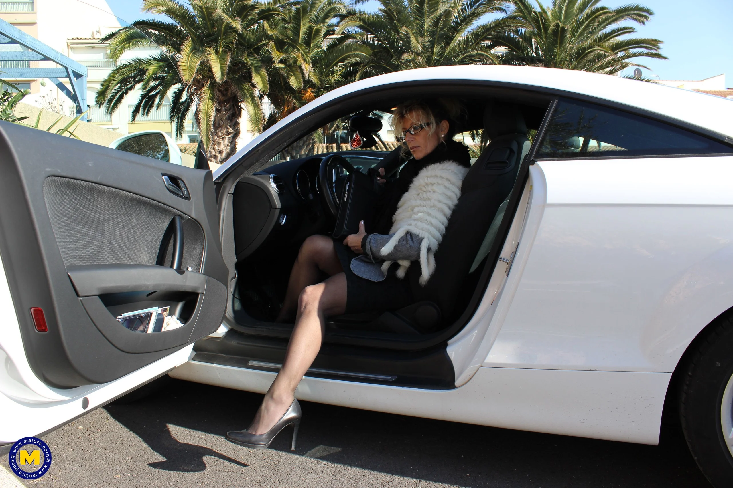 Hot classy mature lady taking on a hard cock