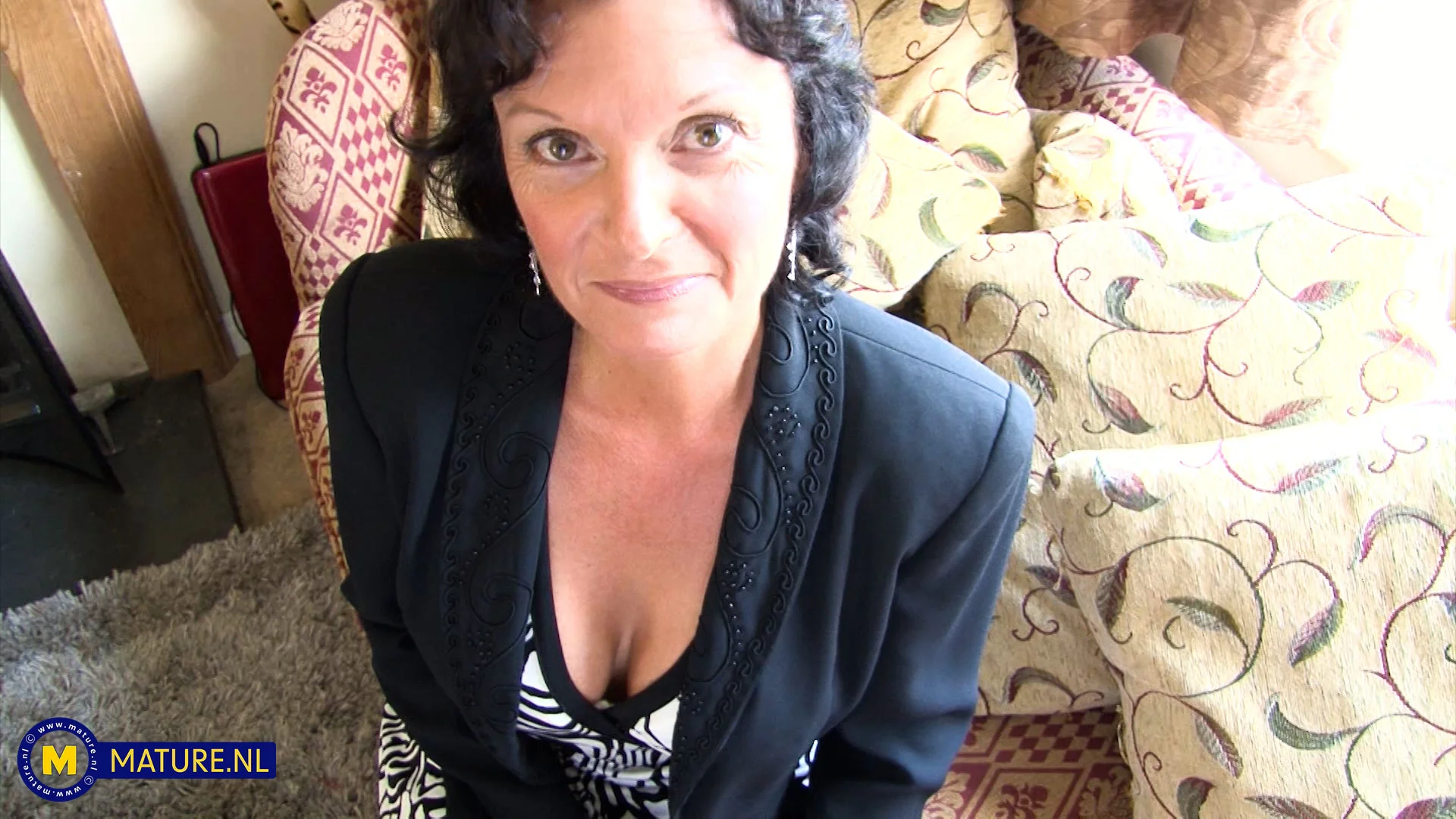 Masturbating GILF Jaqueline loves playing with her hairy pussy and her toy