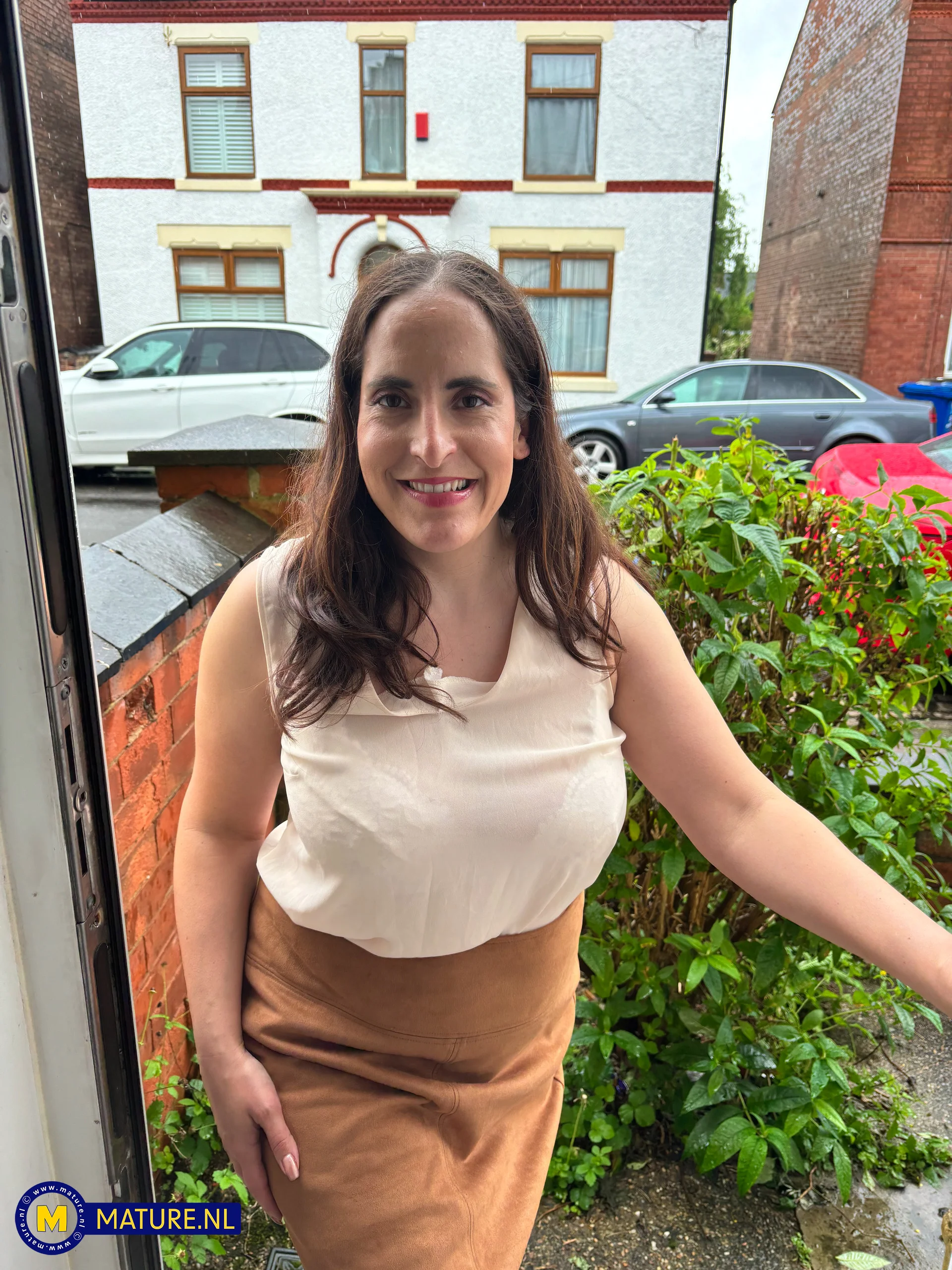 British 40 year old curvy MILF housewife Lorelei masturbates while working at home