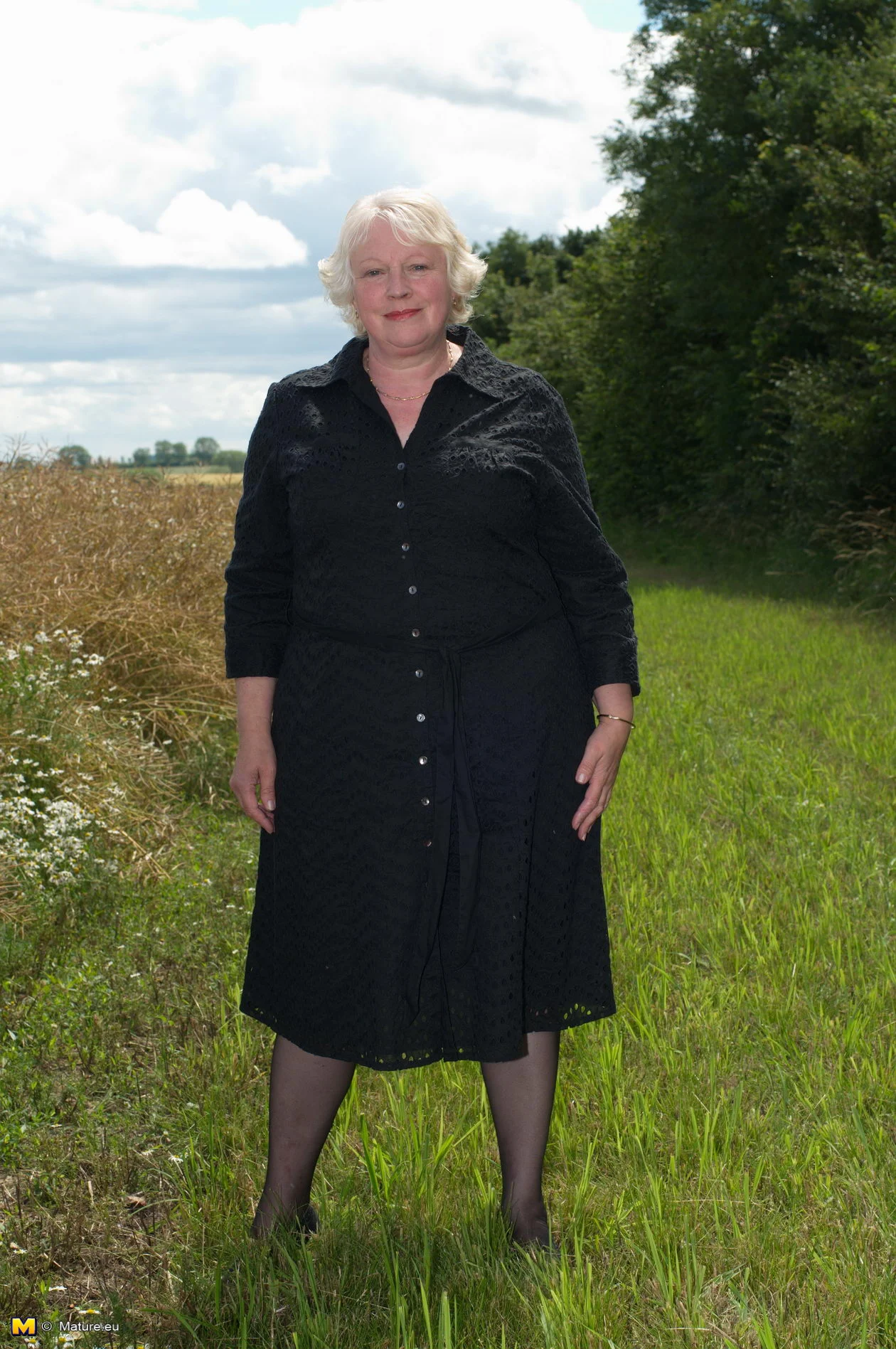 Amateur mature slut posing naked outside