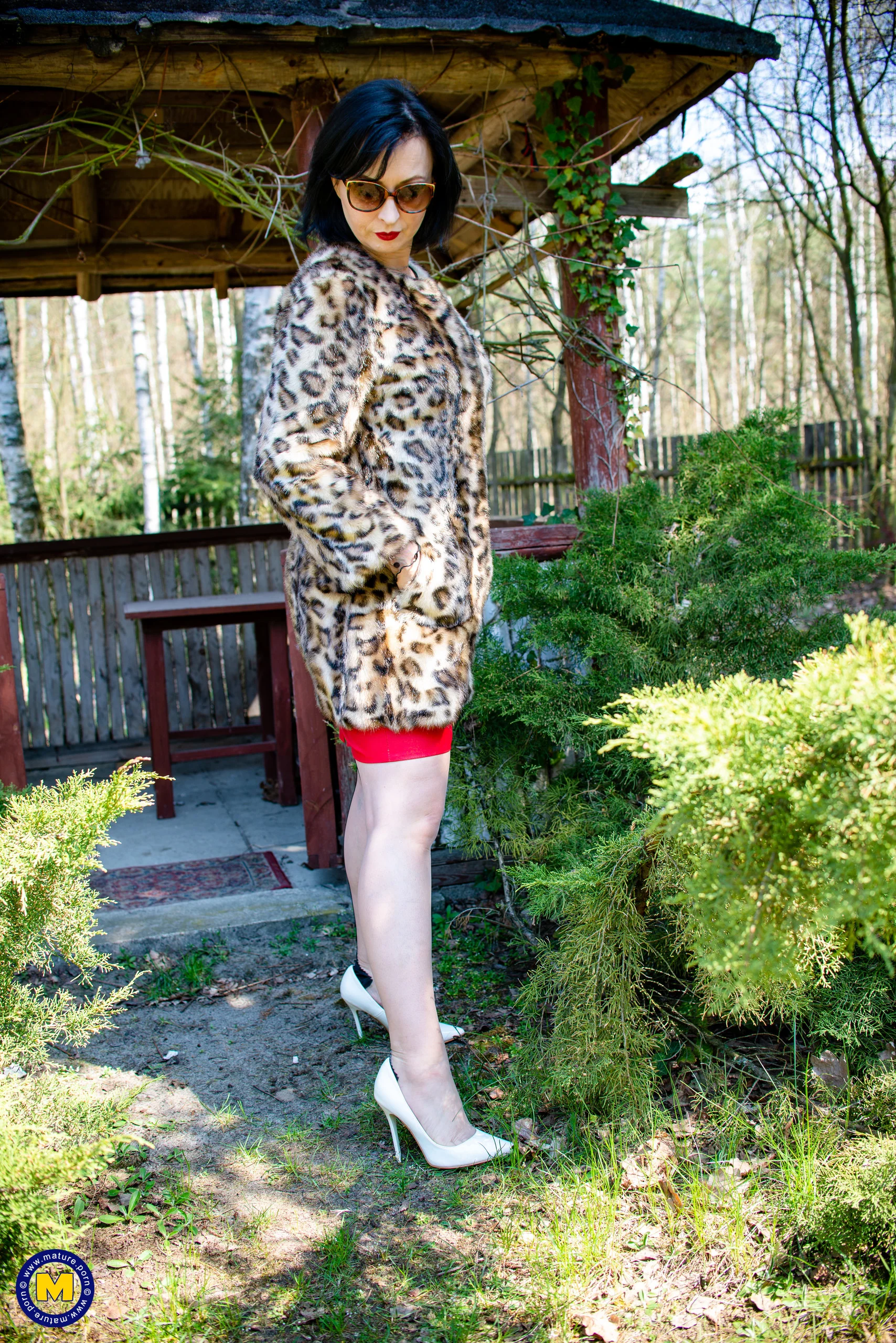 MILF Wanilianna is getting wet in the woods