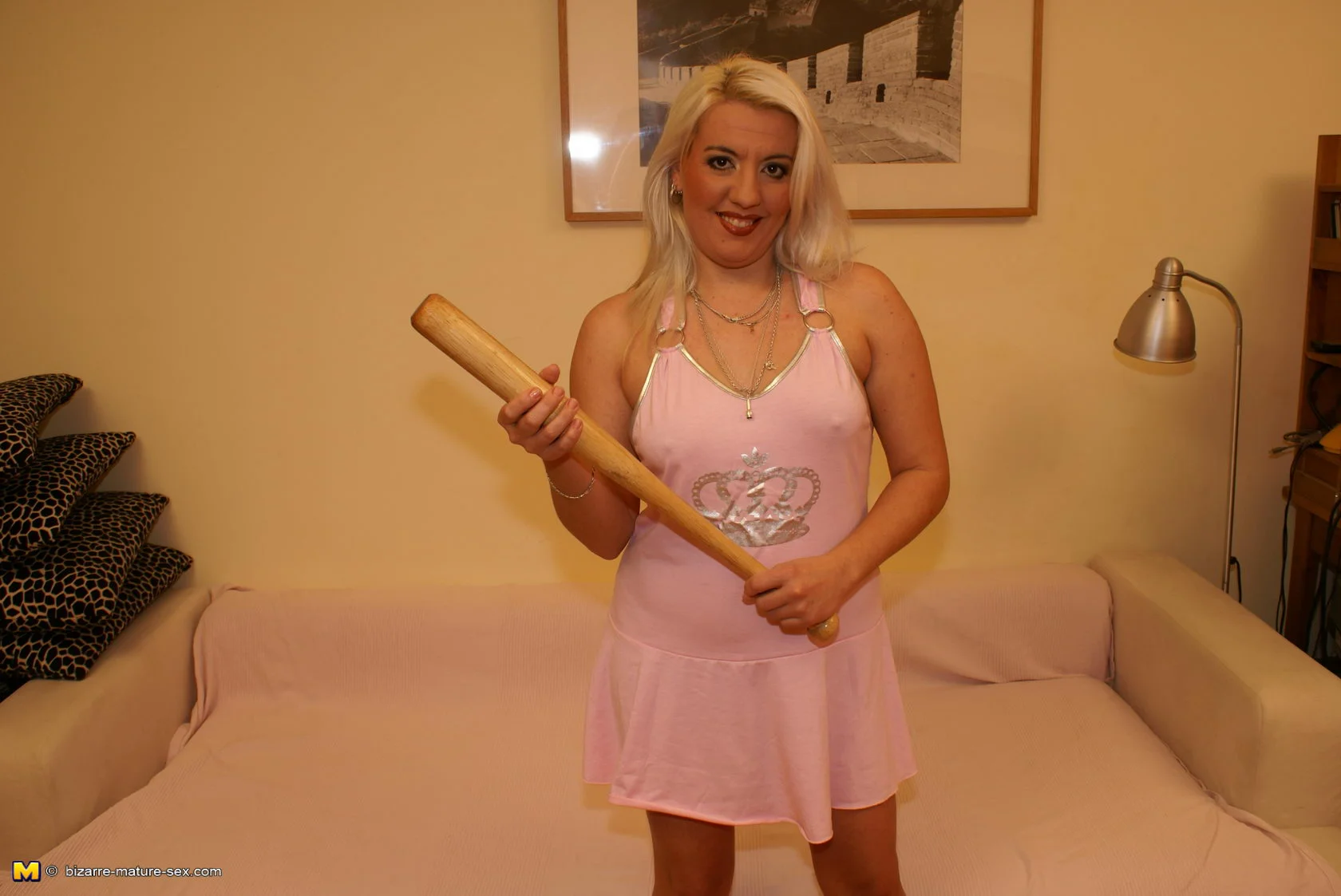 shoving her fist deep in the mature cunt