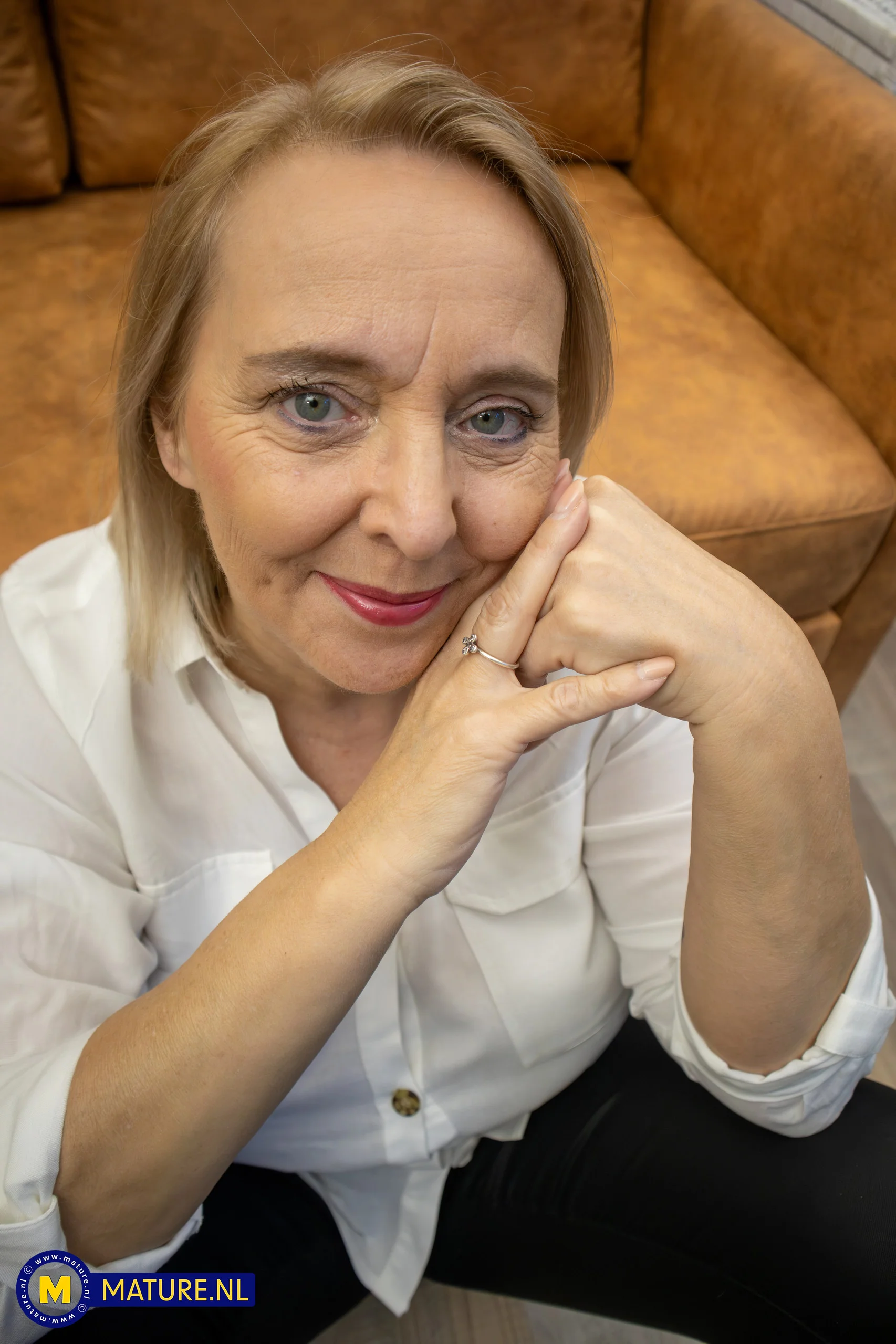 Masturbating 58 year old housewife Nicole V. with her big natural saggy tits gets wet on the sofa!