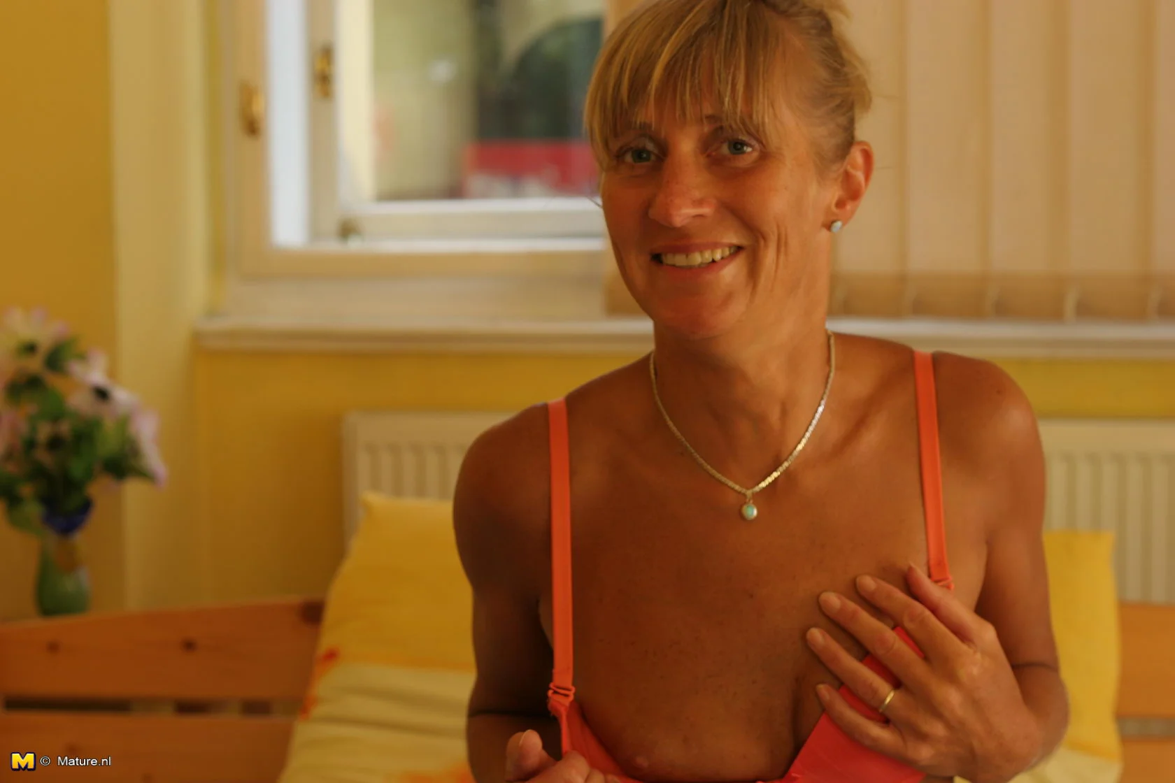 This housewife loves to do it solo