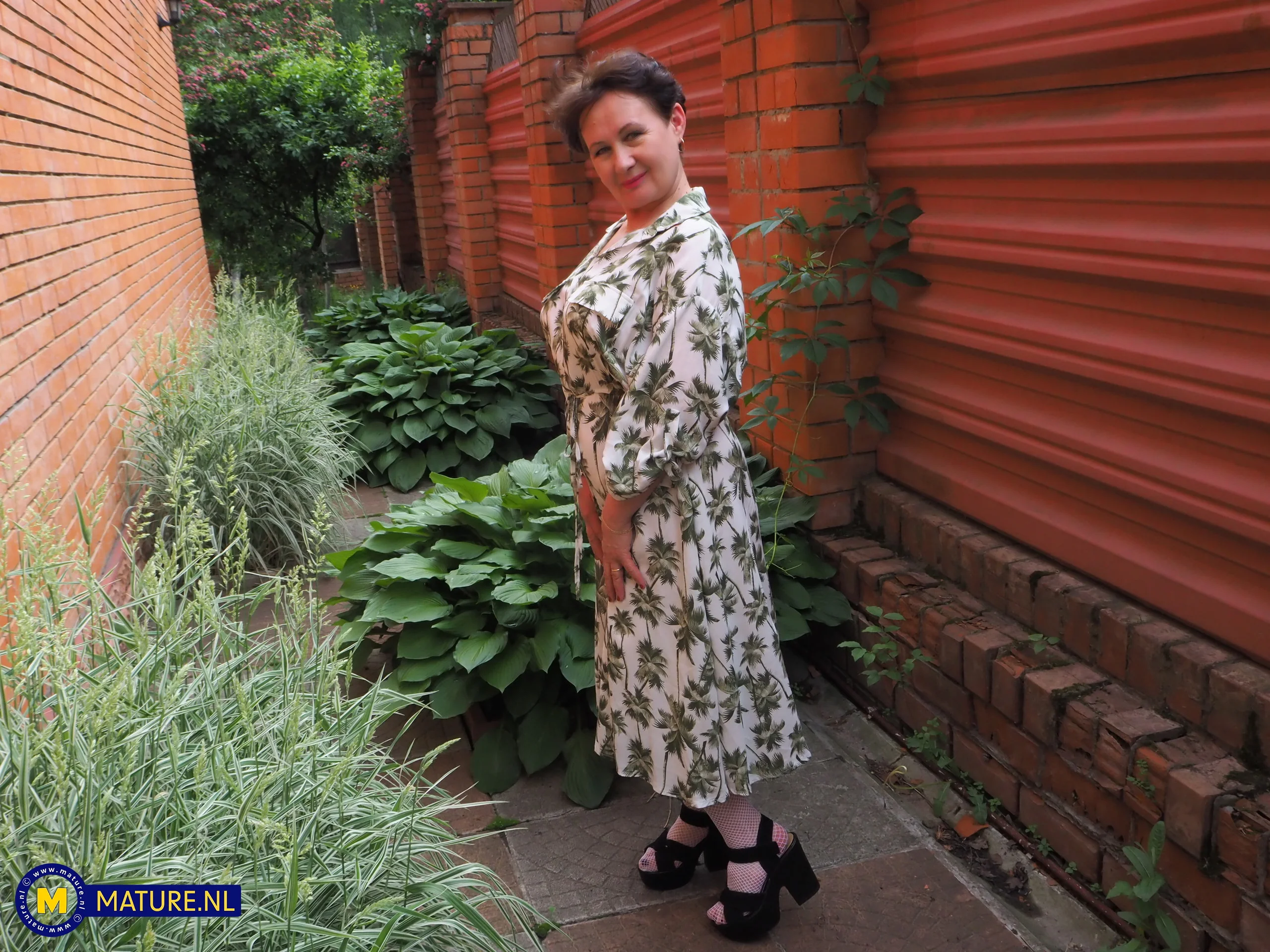 Nata is a curvy mature nympho that loves to finger her ass and pussy when she's alone