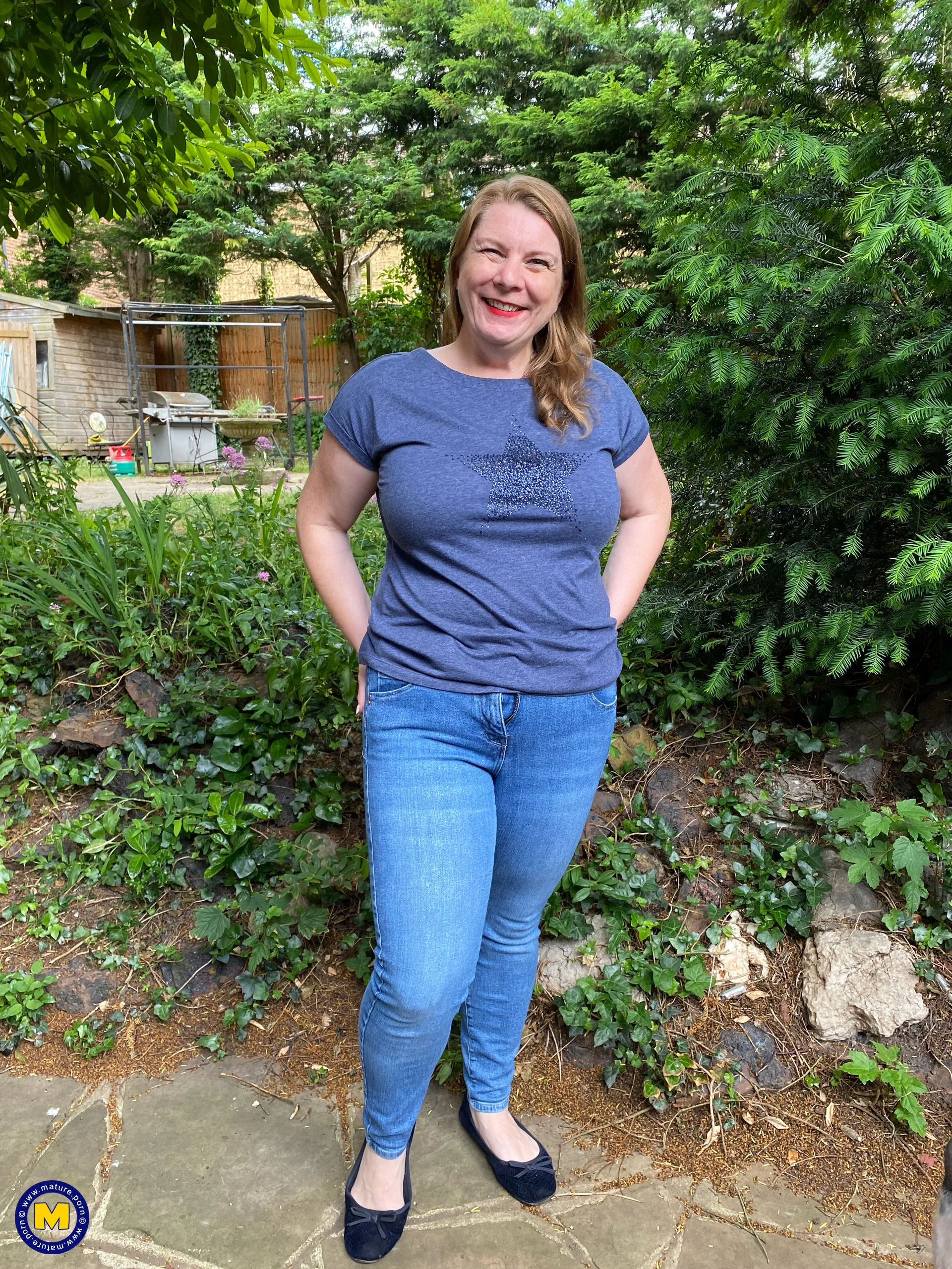 Curvy amateur housewife getting wet by herself