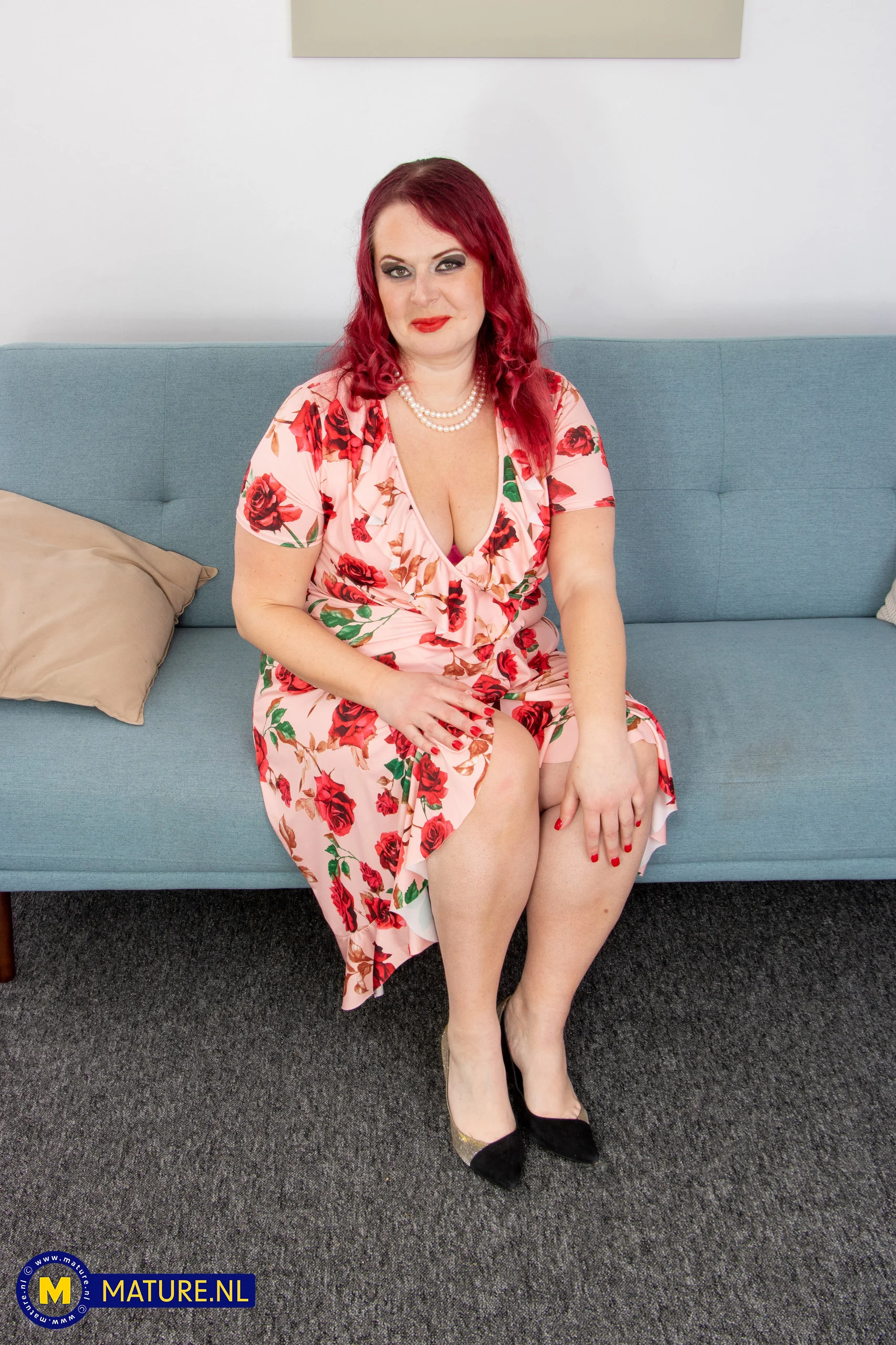 Juliet Redhead is a thick curvy MILF with big natural tits about to please herself while you watch