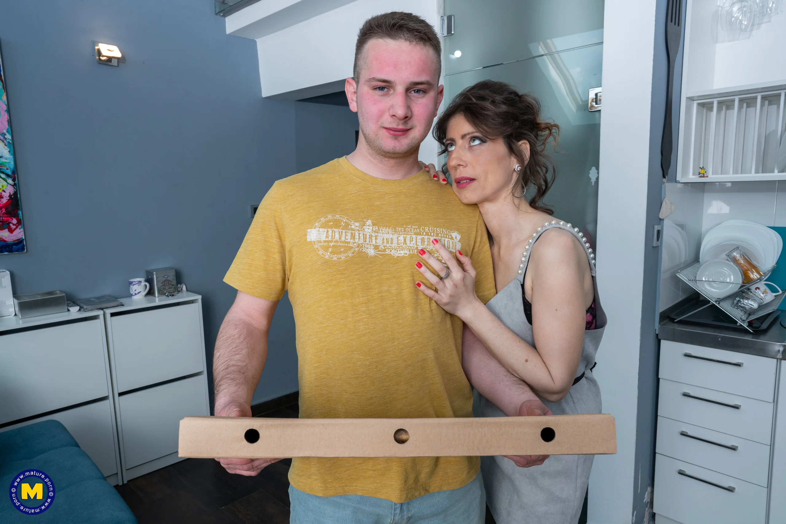 Cougar Roxane is seducing the young pizzaguy