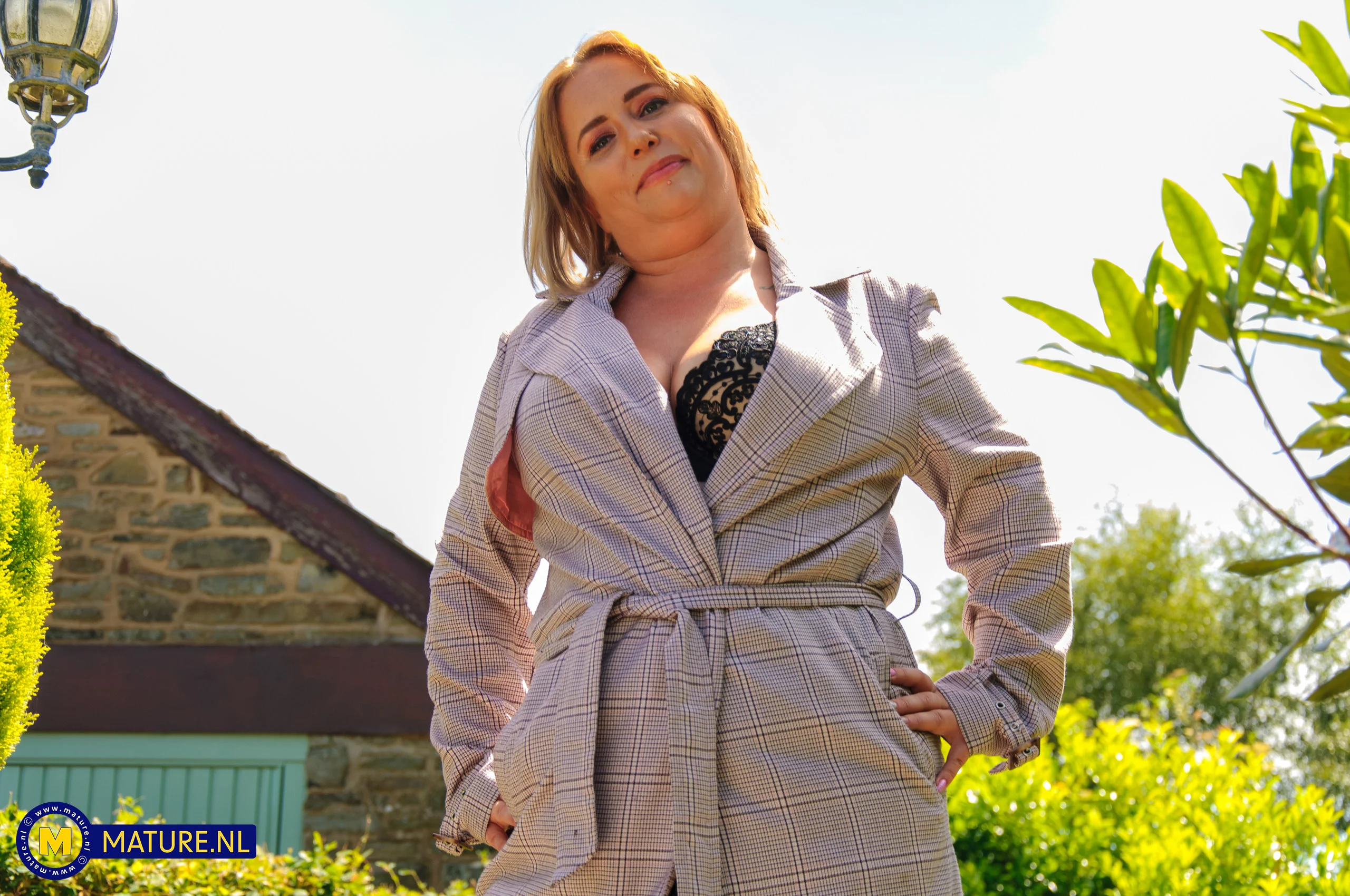 Mia Daniels is a curvy big ass British MILF that loves to orgasm with a satisfyer toy