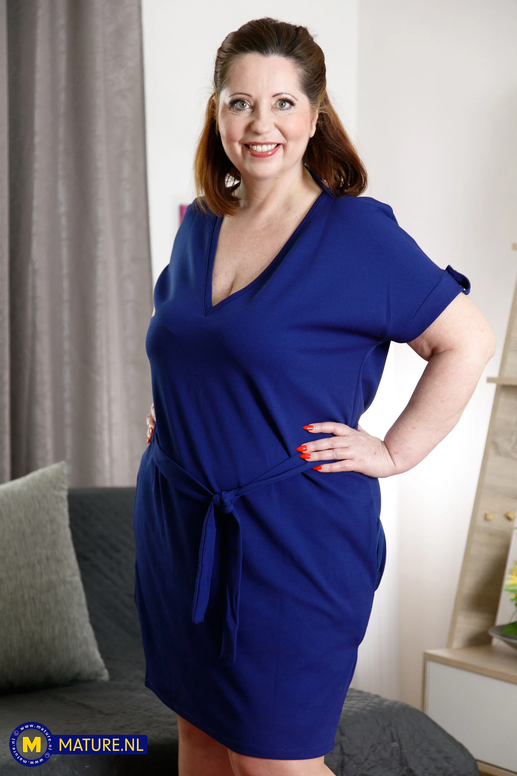 Curvy Klara is a big butt, big tits MILF who loves to play with her shaved pussy