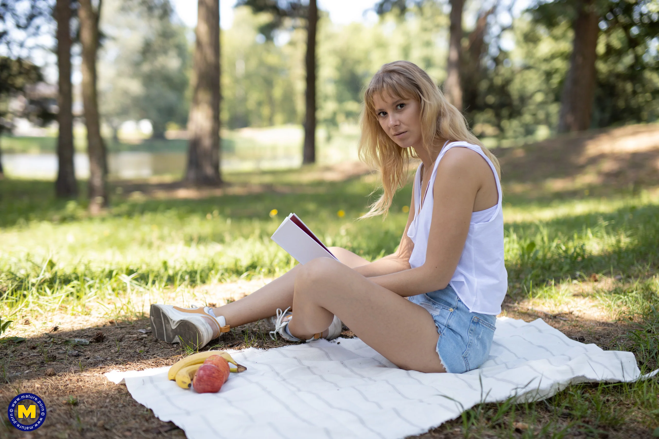 Hot innocent babe getting seduced by a horny mature lesbian in the park