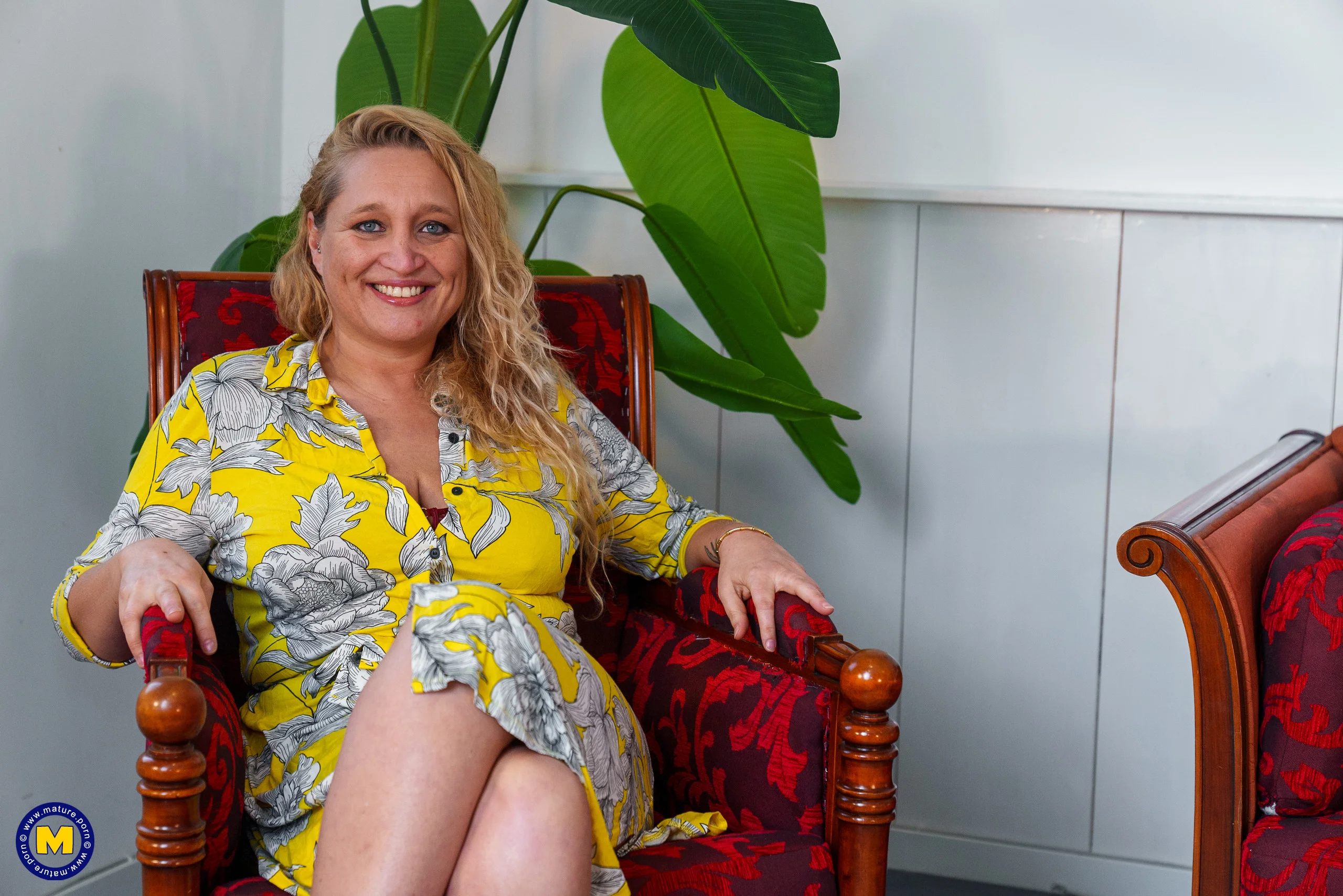 The delivery guy winds up fucking nympho MILF cougar Elektra Stone with her big natural tits