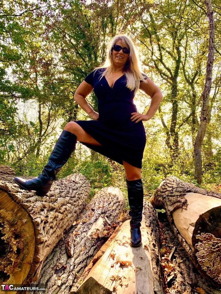 Striptease Nude Pics at ElegantArtBabes